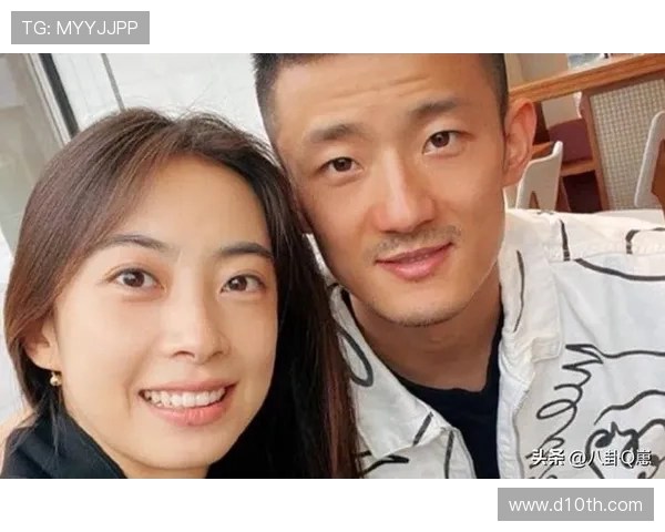 谌龙退役后在家带娃，老婆王适娴晒出他穿围裙做饭的样子，网友：这还是那个球场上杀气腾腾的他？